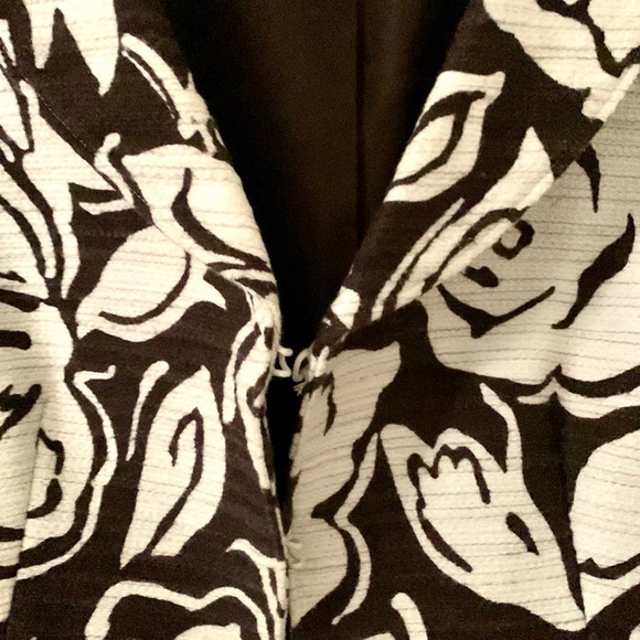 Beautiful bold floral off white and dark brown blazer. Cotton and linen - Picture 4 of 9